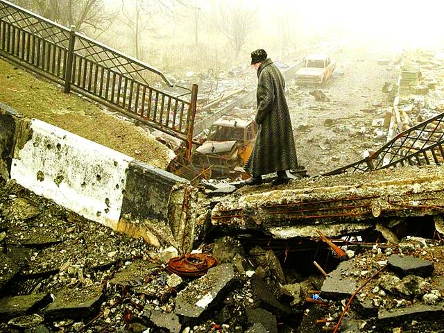 کیف: یوکرینی معر شخص روسی حامیوں کے حملے سے تباہ شدہ پل پر سے گزر رہا ہے