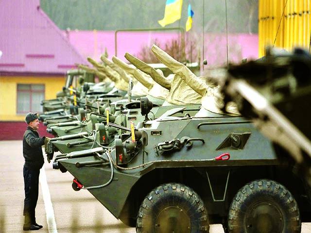 کیف: یوکرینی فوجی ملٹری بیس میں ٹینکوں کا معائنہ کر رہا ہے