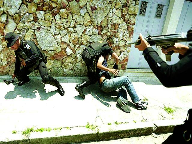 گوئٹے مالا: سکیورٹی اہلکار مظاہرہ کرنیوالے ایک شخص کو گرفتار کر رہے ہیں