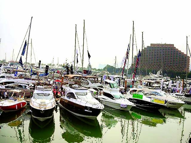 ہانگ کانگ: عالمی نمائش میں مختلف ممالک کی کشتیاں لوگوں کی توجہ کیلئے رکھی گئی ہیں‘ اس نمائش میں ستر سے زائد ممالک نے شرکت کی ہے