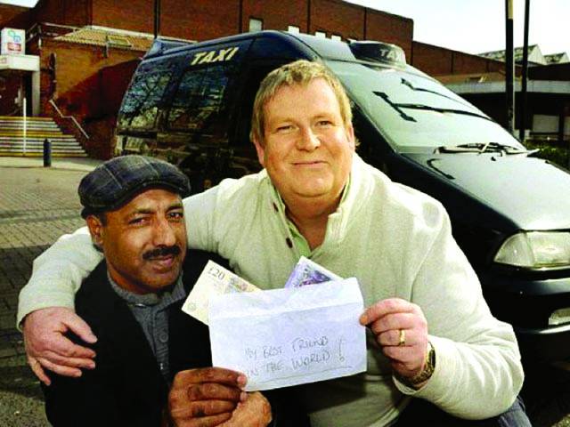 پاکستانی ٹیکسی ڈرائیور نے نوٹوں سے بھرا بیگ واپس کر کے ایمانداری کی مثال قائم کر دی