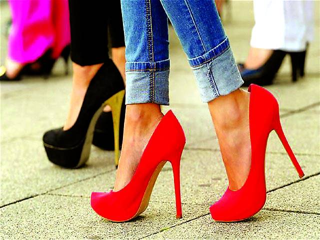 نیویارک،اونچی ایڑی والے جوتوں کا شوق خواتین کے لئے بری خبر