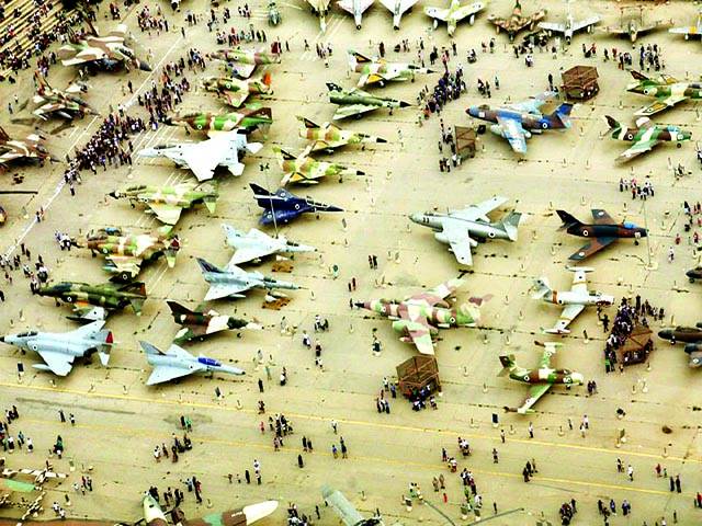 پیرس: ائر شو میں جنگی جہازوں کا فضائی منظر