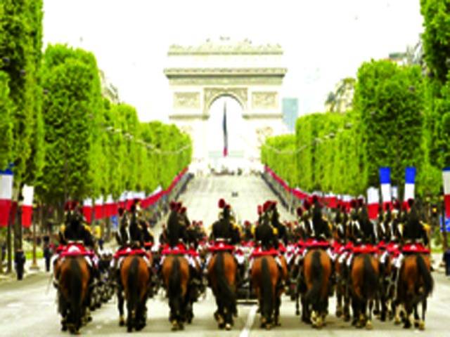 پیرس: فرانسیسی سیکورٹی اہلکارگھوڑوں پر سوارایک تقریب کی حفاظت پرمامور ہیں