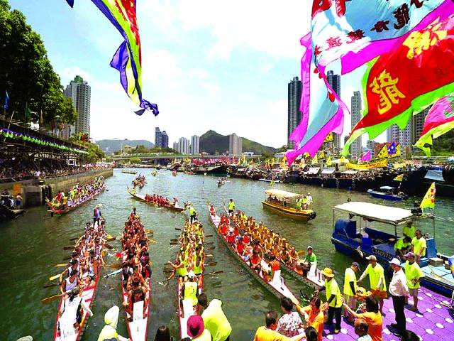 ہانگ کانگ: سالانہ تقریب میں ڈریگن کشتیوں میں لوگ بیٹھے ہیں
