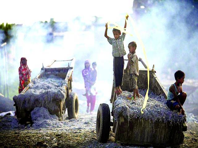 ڈھاکہ:بچے کھیل رہے ہیں