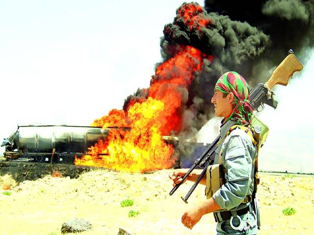جلال آباد: نیٹوکو تیل فراہم کرنے والے ٹینکرکو آگ لگی ہوئی ہے