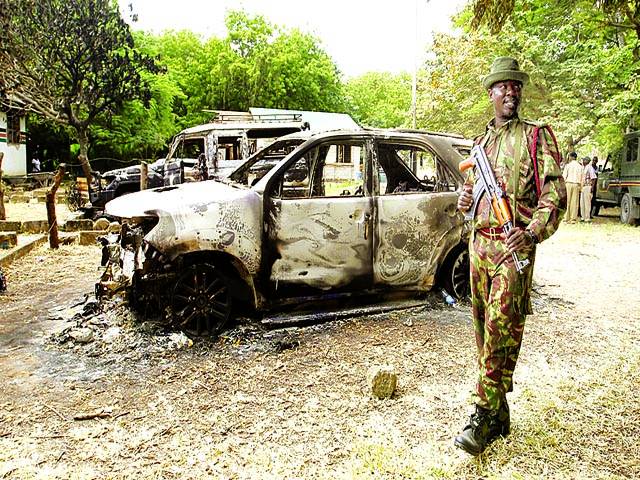 کینیا: سکیورٹی اہلکار بم دھماکے والی جگہ پر ڈیوٹی دے رہا ہے