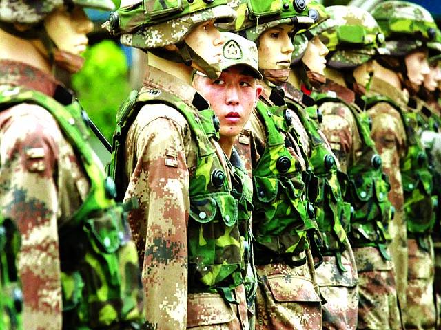 ہانگ کانگ: خواتین فوجی اہلکار پریڈ میں شریک ہیں