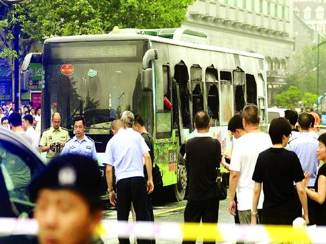 شنگھائی: سکیورٹی اہلکار تباہ شدہ بس کا معائنہ کر رہے ہیں