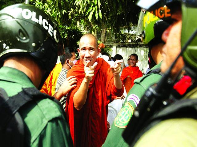  نوم پنھ: ایک بدھا ویتنام سفارت خانے کے باہر مظاہرے کے موقع پر پولیس سے گفتگو کر رہا ہے