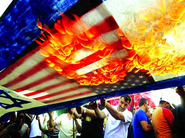  بیروت:مظاہرین احتجاج کے دوران امریکی پرچم نذر آتش کر رہے ہیں