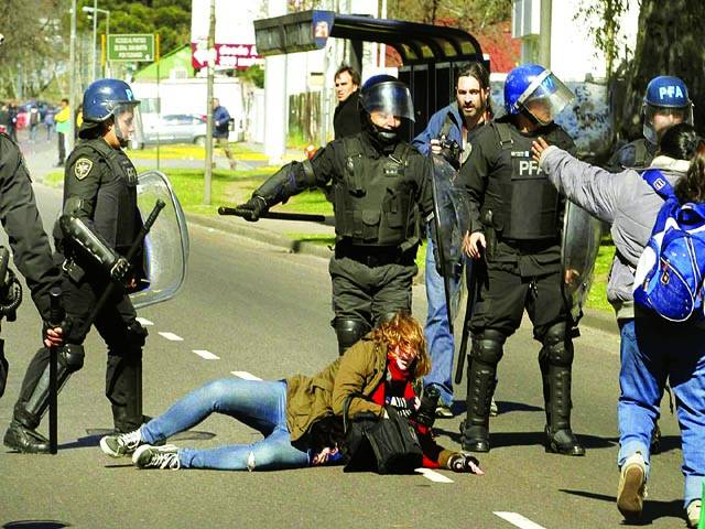  بیونس آئرس: مظاہرے میں شریک خواتین پولیس اہلکار وں کے ساتھ تکرار کر رہی ہیں