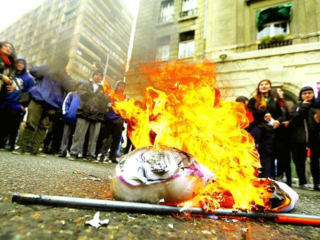 ستنیاگو:ہائی سکول کے طالبعلم چلی کے صدر مشعلی باشعلٹ کا پتلا جلا رہے ہیں