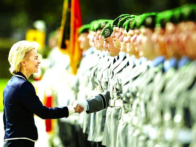 برلن: جرمن دفاع منسٹر یوسولا ون ڈیر لییان گارڈ آف آنر کے معائنہ کے موقع پر ایک فوجی سے ہاتھ ملا رہی ہیں
