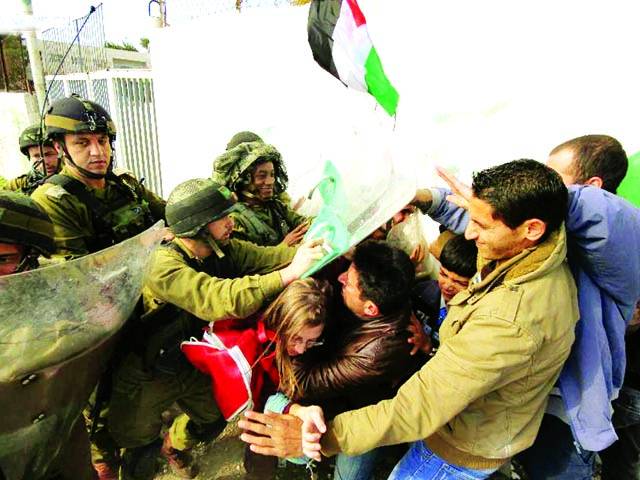 یروشلم:اسرائیلی فوجی احتجاجی مظاہرے میں شریک فلسطینیوں پر لاٹھی چارج کر رہے ہیں