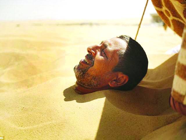 گرم ریت میں دبے رہنے سے جوڑوں کے درد سمیت ہر بیماری کا شافی علاج