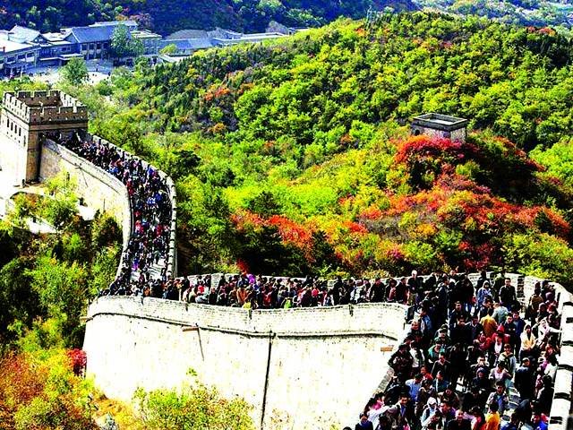 بیجنگ: غیر ملکی سیاح دیوار چین کو دیکھنے کیلئے نظر آ رہے ہیں