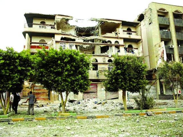 صنعا: لوگ فضائی حملے میں تباہ ہونے والی عمارت کا معائنہ کررہے ہیں