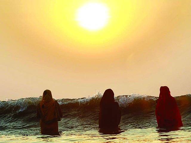  ممبئی: ہندو خواتین سورج کے طلوع ہونے کے وقت پانی میں پوجا کر رہی ہیں