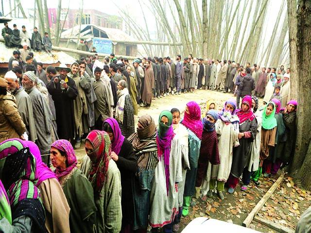سری نگر: لوگ اپنا ووٹ ڈالنے کیلئے قطار میں کھڑے ہیں