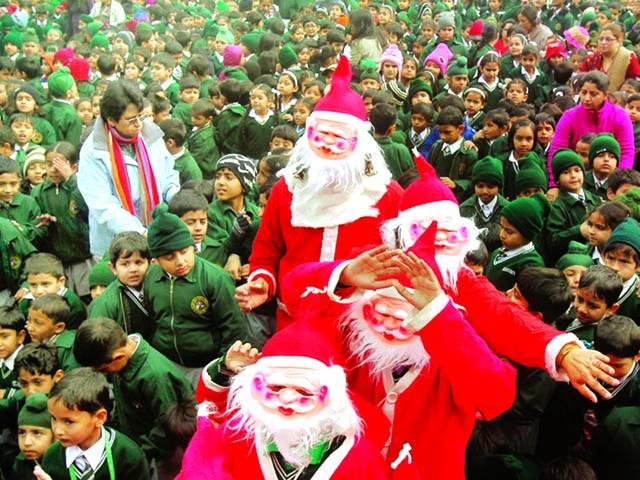  چندی گڑھ: مقامی سکول کی سالانہ تقریب میں بچے سانتا کلاز کا لباس پہنے موجود ہیں