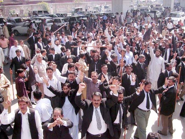 صرف جعلی وکلاء۔۔۔ چراغ تلے اندھیرا