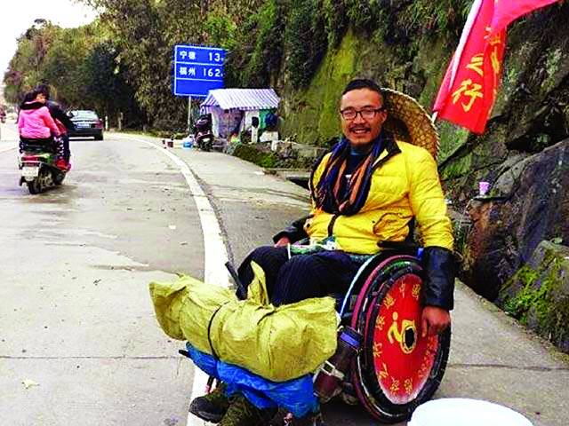 چین کے معذور شخص کا وہیل چیئرپر ہزاروں کلو میٹر کا سفر