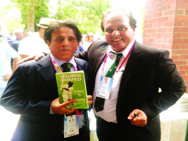  پاکستان کے سابق ٹیسٹ کرکٹر یونس احمد کی کتاب ’’لاہور ٹو لندن‘‘ کی لارڈز کرکٹ گراؤنڈ میں رونمائی