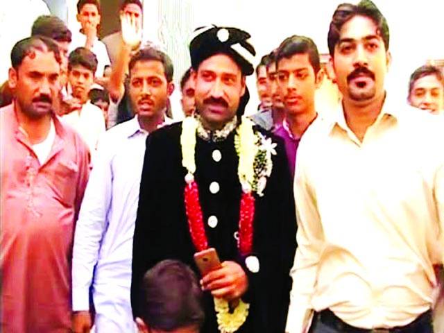 چیچہ وطنی :دلہا شادی سے قبل ووٹ کاسٹ کرنے پہنچ گیا