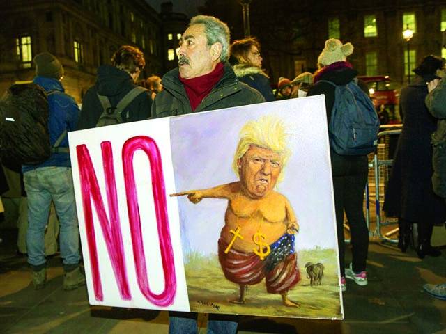لندن: لوگ امریکی صدر ڈونلڈ ٹرمپ کے خلاف مظاہرہ کر رہے ہیں