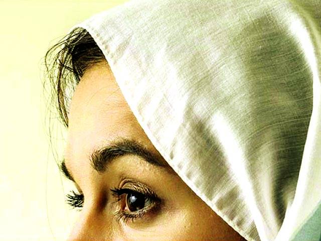 مسلمان خاتون کو حجاب پہننے کی عادت نے 9لاکھ روپے کی مالک بنا دیا