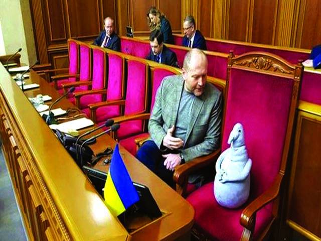  یوکرائن، ممبران پارلیمنٹ کو شرم دلانے کا انوکھا انداز