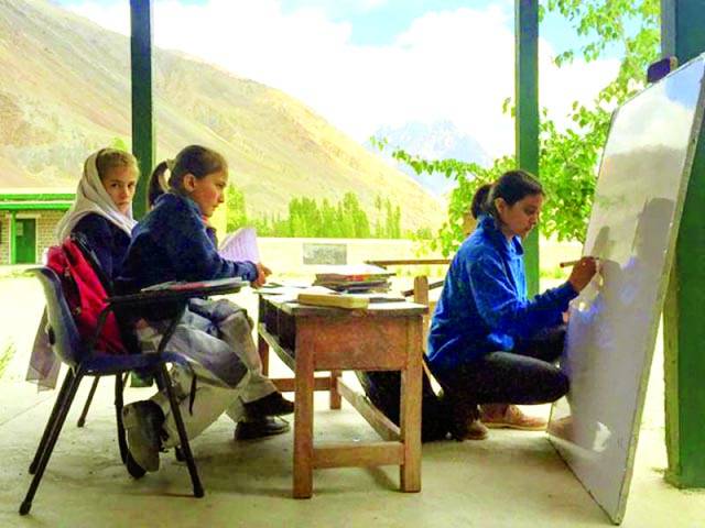 پاکستانی آئی ٹی انجینئر نے لاکھوں کی نوکری چھوڑ کر بچوں کو تعلیم دینا شروع کر دی