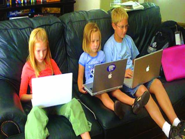  چھٹیوں میں لیپ ٹاپ اور دیگر آلات کا استعمال بچوں میں سستی کی وجہ