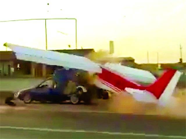  روس میں انوکھا روڈ ایکسیڈنٹ، چھوٹے طیارے کی گاڑی سے ٹکر