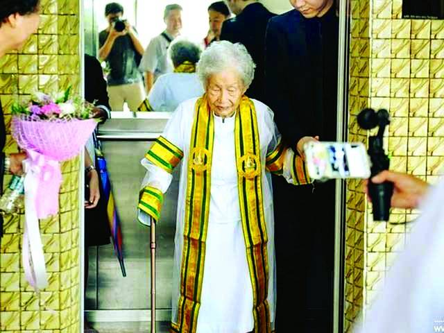  تھائی لینڈ کی دادی اماں نے 91 سال کی عمر میں گریجوایشن کرلی