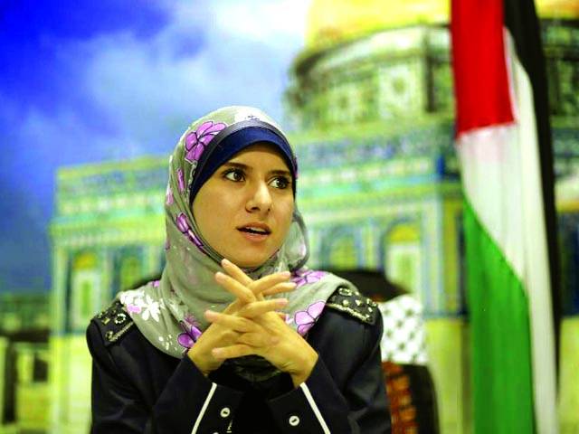  غزہ: حماس کی خاتون رہنما آئیسرہ المودلال میڈیا کو بریفنگ دے رہی ہیں