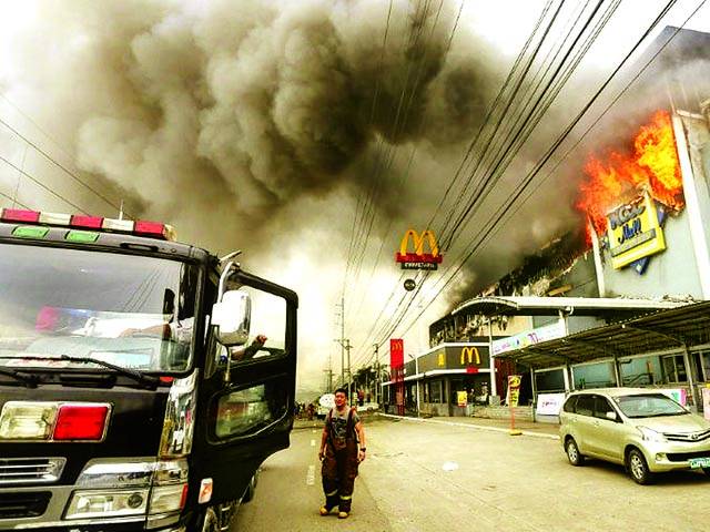  منیلا: فلپائن کے شہر داؤکے ایک شاپنگ پلازہ کو لگی آگ کا منظر‘ آتش زدگی کے باعث پلازے میں موجود 37افراد جاں بحق ہوگئے