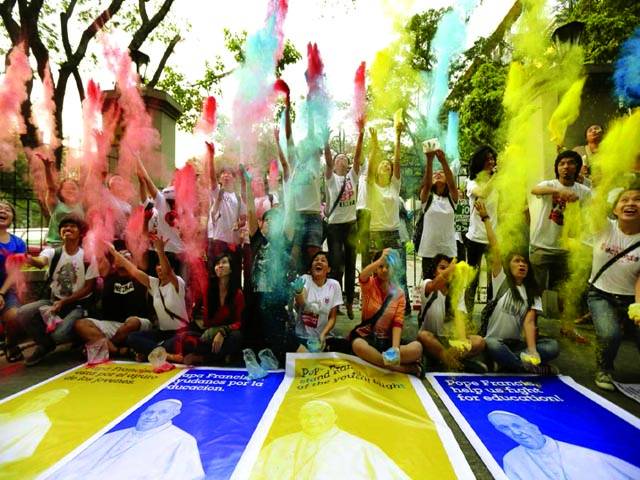 فلپائن: مقامی یونیورسٹی کے طلباء ایک دوسرے پر رنگ پھینک رہے ہیں