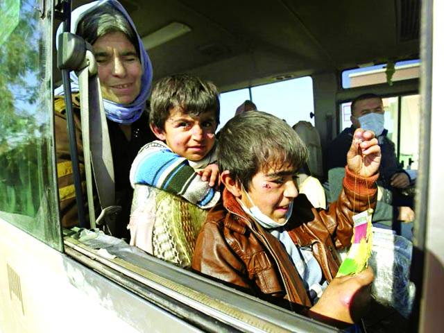  بغداد: دو زخمی بچے طبی امداد کیلئے جا رہے ہیں