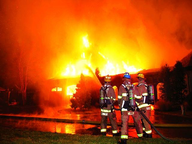میری لینڈ: امریکی ریسکیو اہلکار گھر میں لگی ہوئی آگ کو بجھا رہے ہیں