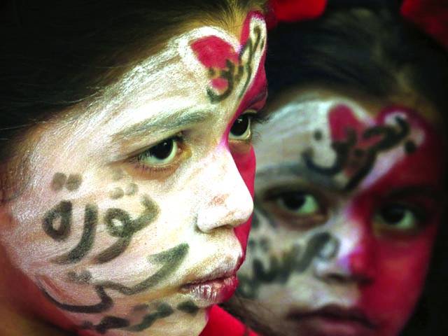منامہ: ایک بچی قومی پرچم کے رنگ لگائے مظاہرے میں شریک ہے