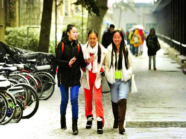  ہانگ کانگ: طالبات یونیورسٹی پڑھنے کیلئے جا رہی ہیں