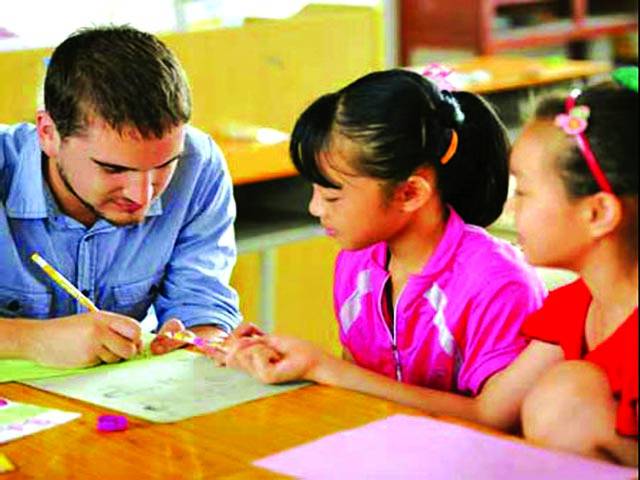  ٹوکیو: کوچنگ کلاسز میں برطانوی استاد بچیوں کو پینٹنگ سکھا رہا ہے
