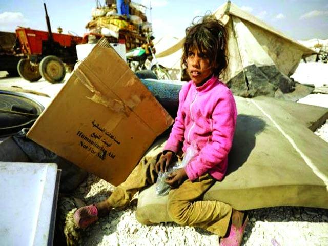  ایلپاؤ: بے گھر بچی بکھرے ہوئے سامان کے پاس بیٹھی ہوئی ہے