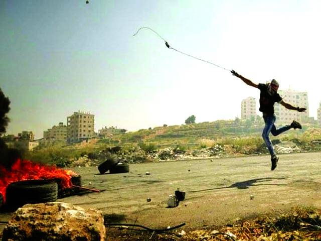  رام اللہ: فلسطینی اسرائیلی فوجیوں پر پتھر پھینک رہاہے
