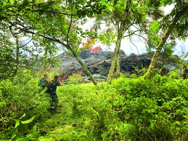  ہوائی: ایک پہاڑ سے اگلنے والے آتش فشاں کا منظر