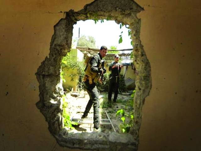  الحدیدہ:عرب اتحادی فوج کے اہلکار حوثی باغیوں پر حملہ کر رہے ہیں