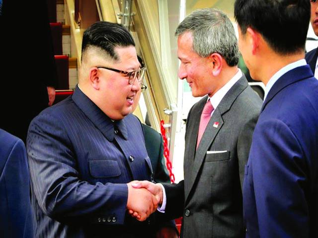  سنگاپورکے وزیرخارجہ ویون شمالی کوریا کے رہنما کم جان ان کو ائیرپورٹ پر خوش آمدید کہہ رہے ہیں